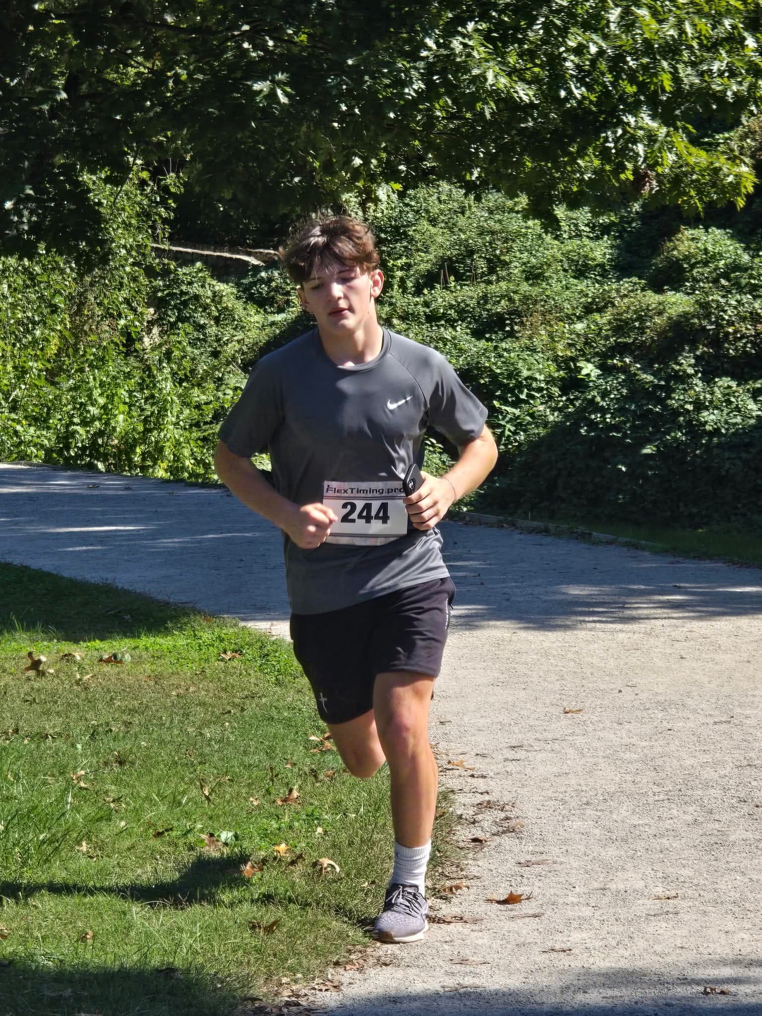 A high school 5K runner at the Diamond Wellness Classic.